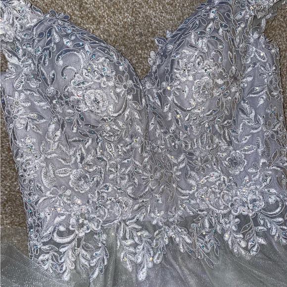 Cindy Collections USA Off the shoulder embroidered floral top with diamonds - Picture 1 of 8
